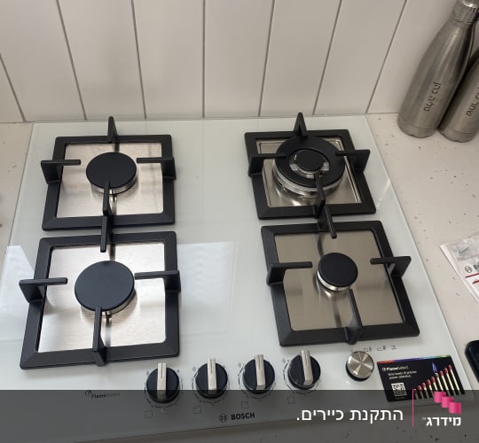 כיריים גז של בוש עם ארבעה מבערים וכפתורי שליטה